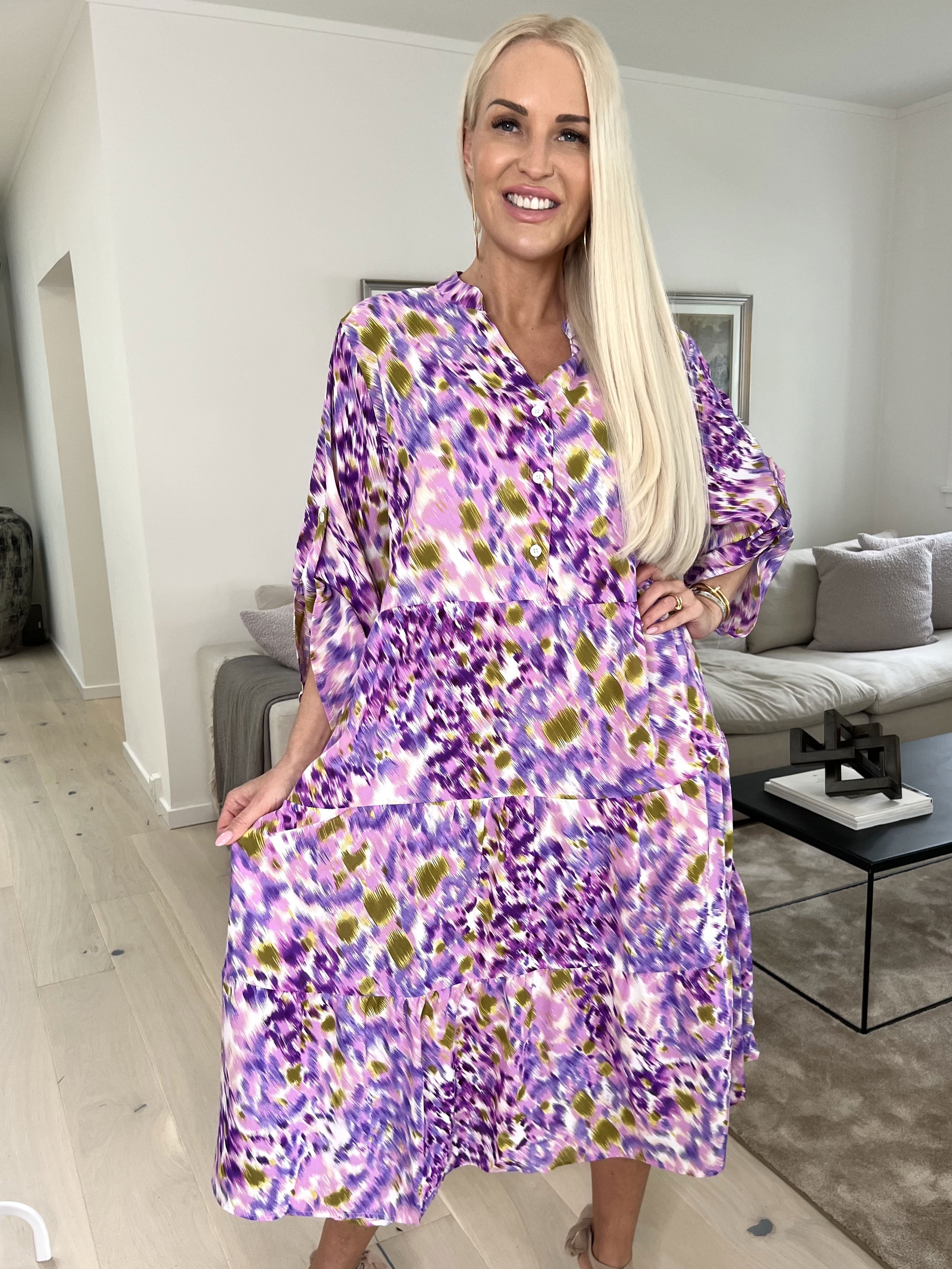 Simone - Söt klänning med mångfärgat tryck